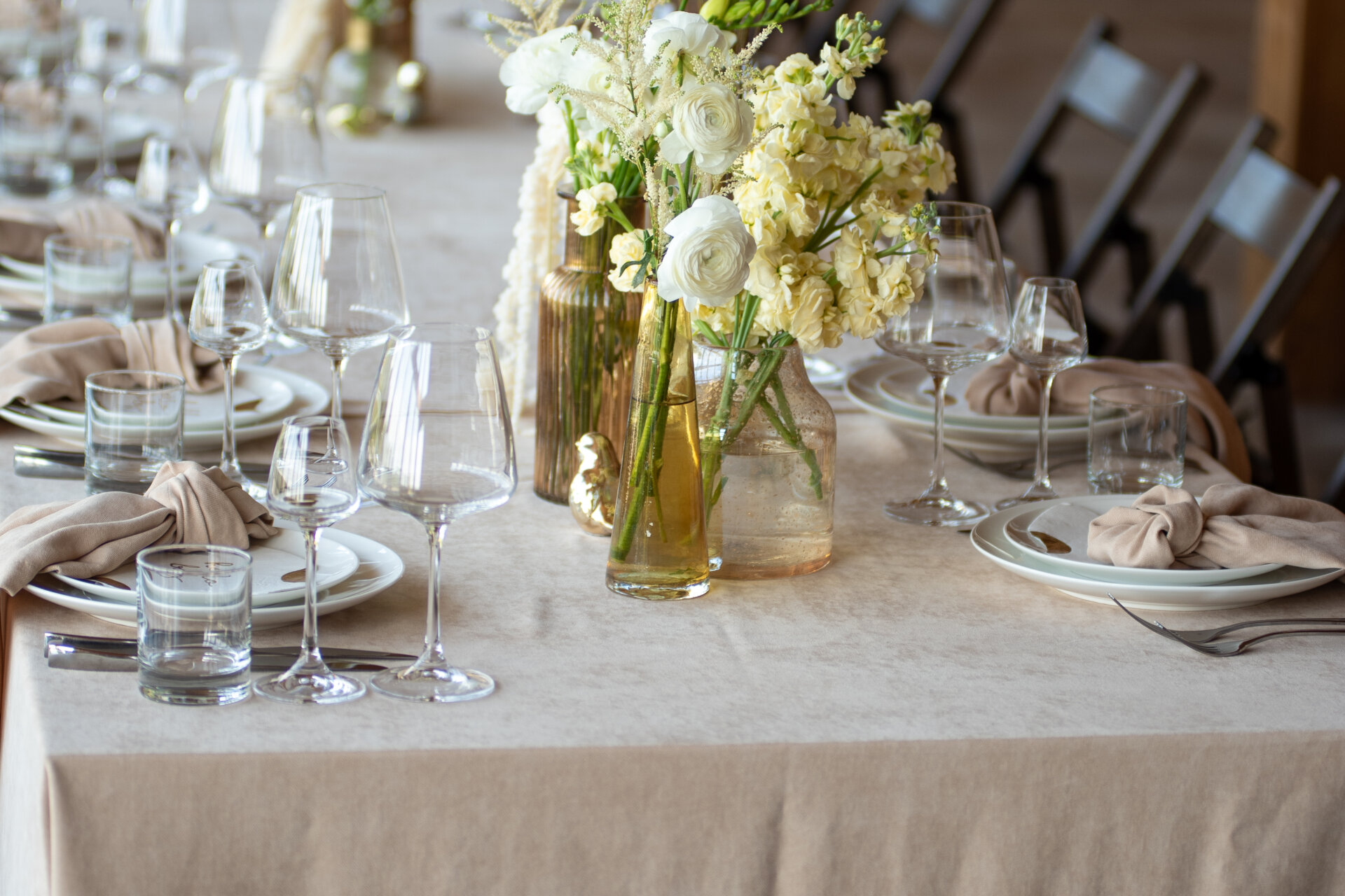 7 Differences Between Polyester and Linen Tablecloths for Events