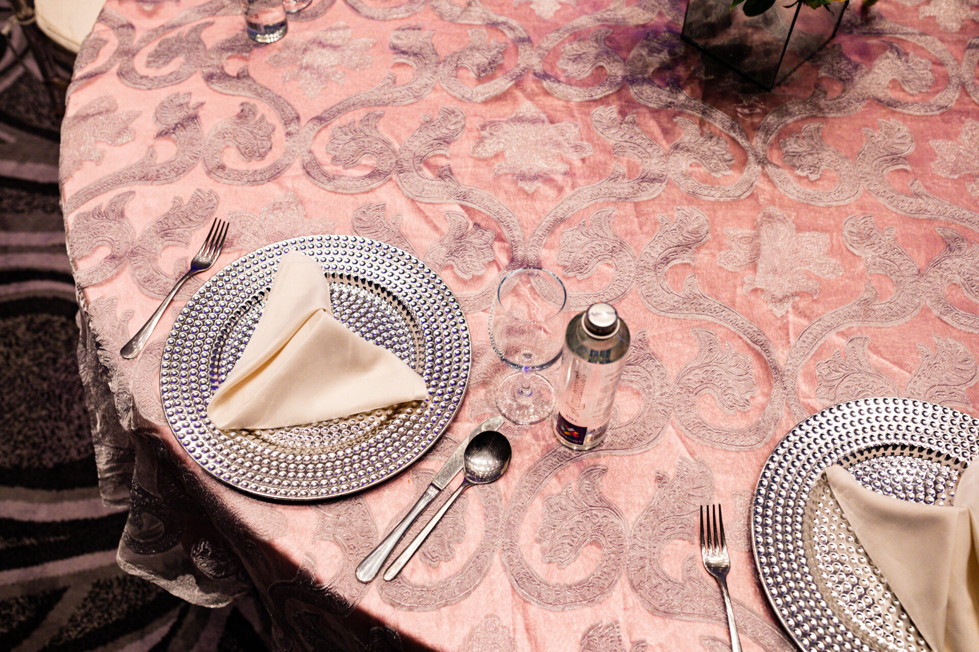 How Do You Choose a Paisley Tablecloth for Your Event?
