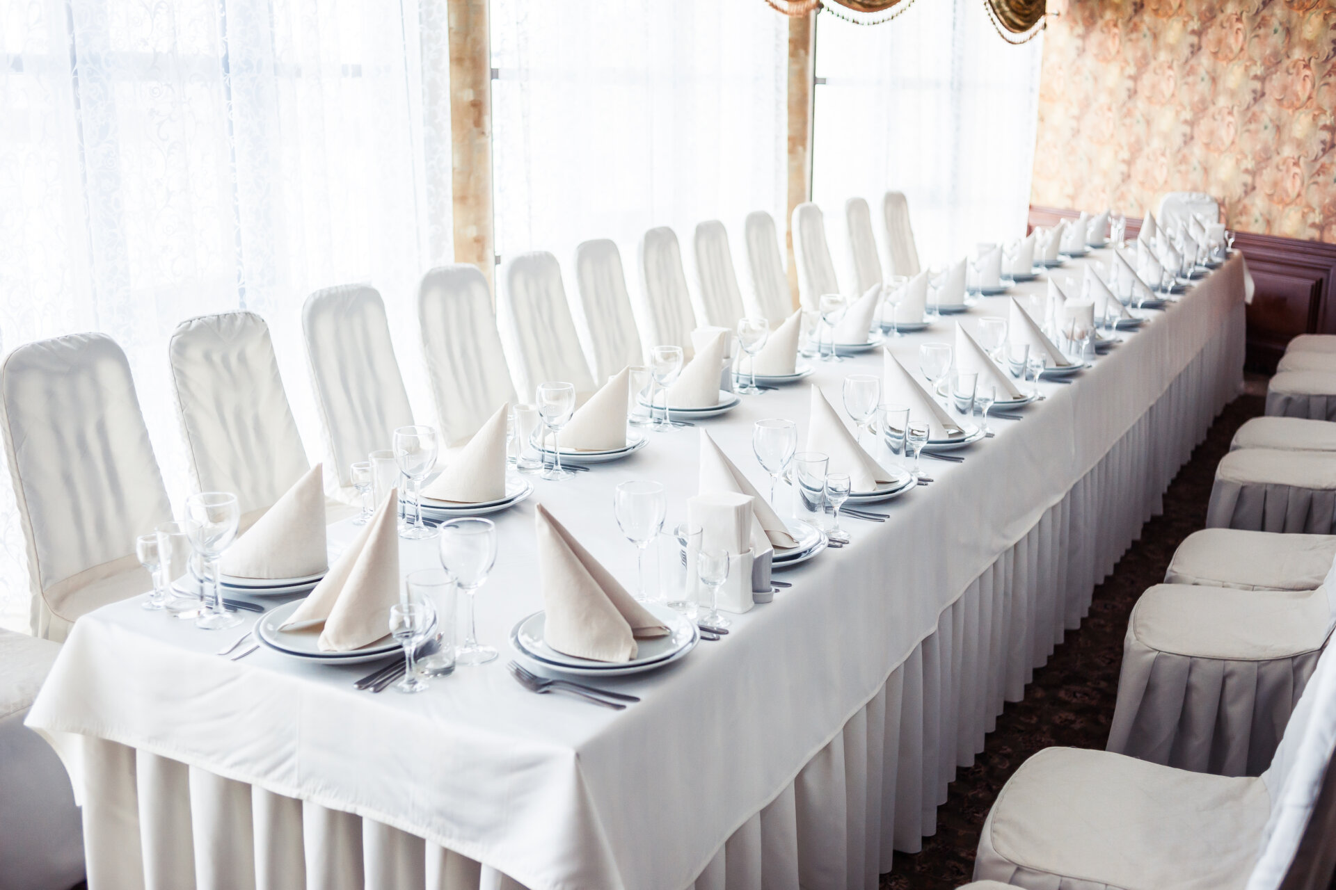 Banquet Table Sizes, Seating Counts and How They Fit a Room
